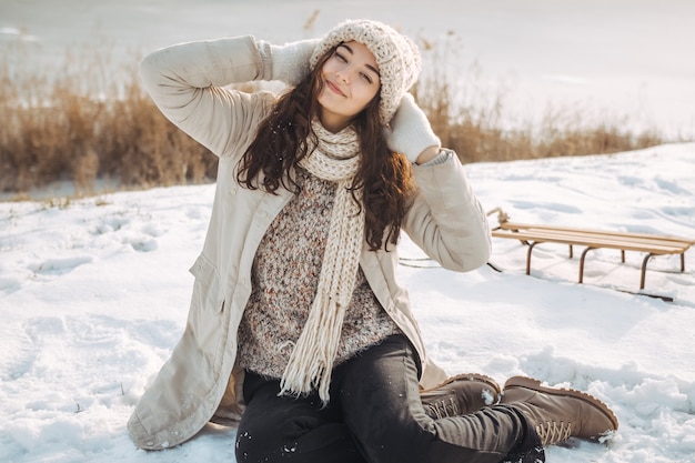 Femme d'hiver s'amusant à l'extérieur