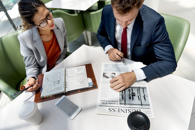 Femme, homme affaires, brainstorming, analyse, ensemble