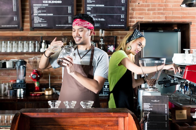 Femme, homme, asiatique, café, préparer, café