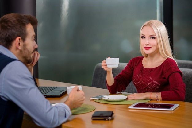 Femme et homme au déjeuner d'affaires