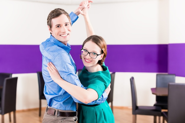 Femme et homme dans l'apprentissage de l'école de danse