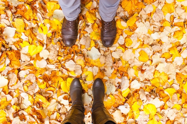 Femme et homme dans le parc en automne. Vue de dessus sur les chaussures