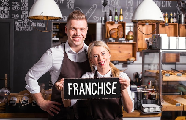 Femme et homme démarrant leur entreprise de franchise