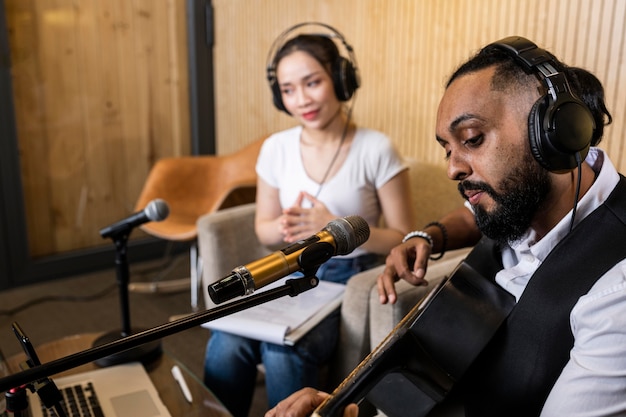 Photo femme et homme en direct à la radio