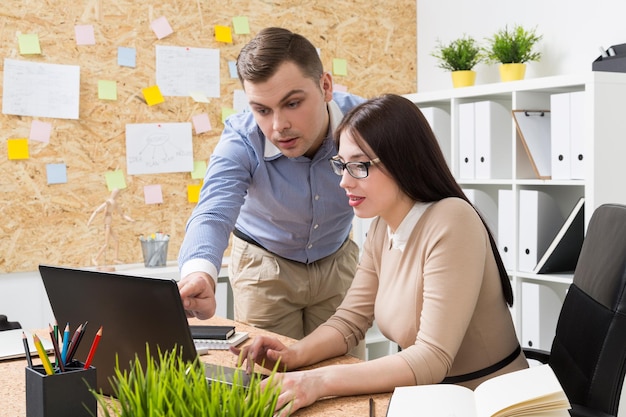 Femme et homme discutant du projet