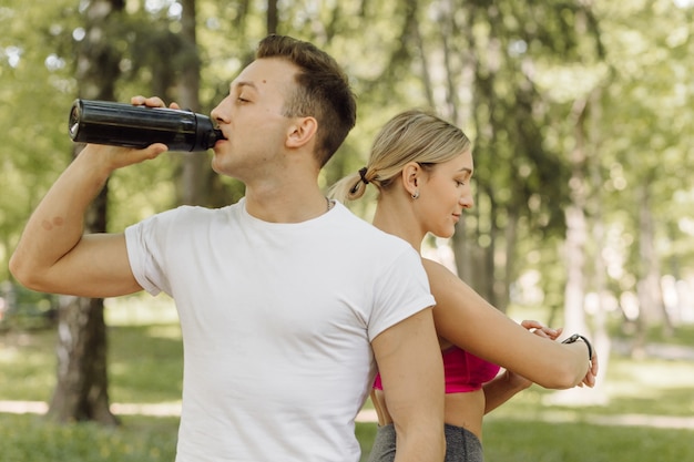 La femme et l'homme font des exercices à l'extérieur