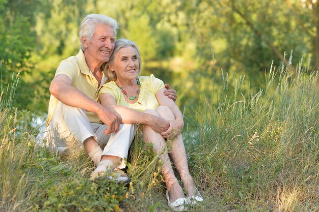 Une femme et un homme heureux dans le parc.