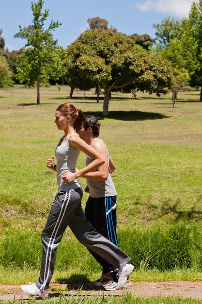 Femme et homme jogging côte à côte