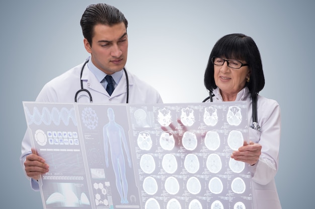 Femme et homme médecin en train de regarder une image IRM