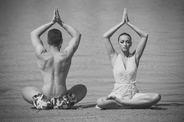 Femme et homme méditant, pose de yoga, couple amoureux