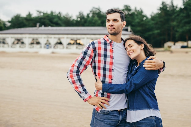 La femme et l'homme ont de bonnes relations