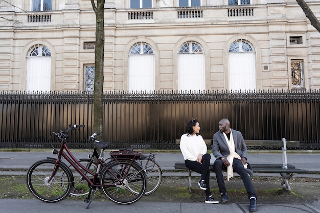 Photo femme et homme parlant dans la ville en france