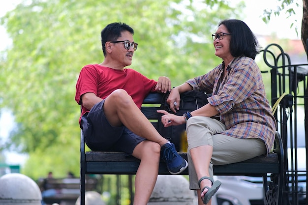 Une femme et un homme parlent avec désinvolture dans le parc