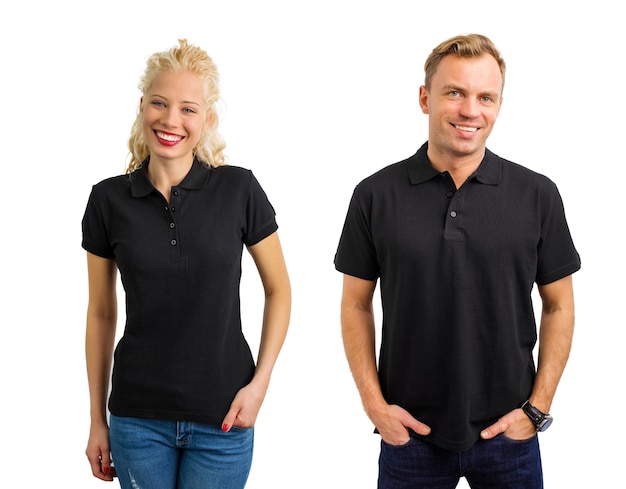 Femme et homme en polos noirs