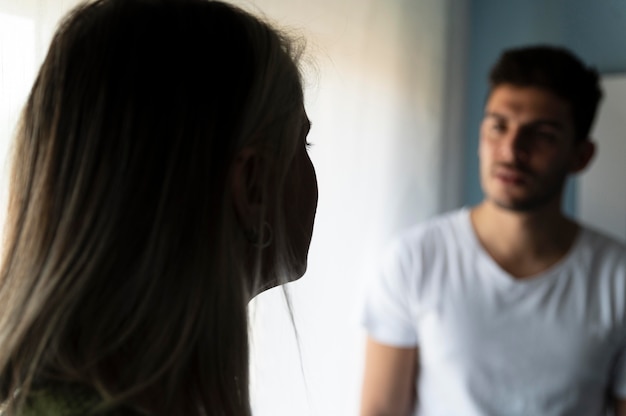 Photo femme et homme qui se battent à la maison