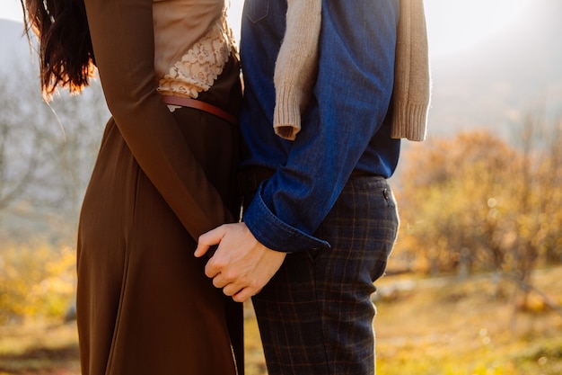 Femme et homme se tenant la main. Jeune couple avec nature pittoresque