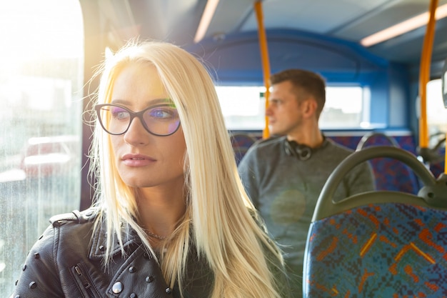 Femme et homme voyageant en bus à Londres