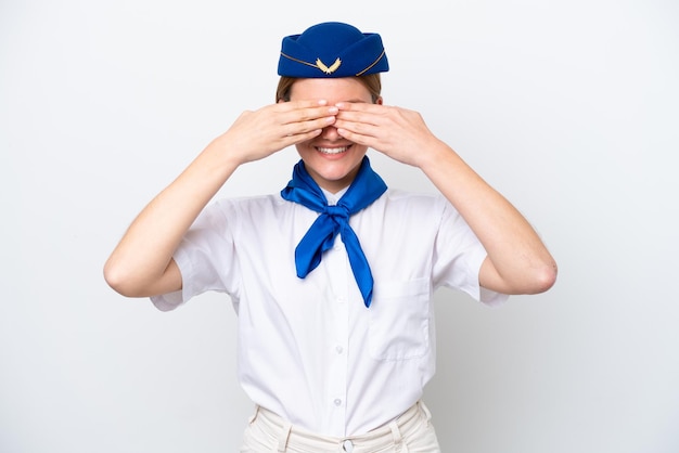 Femme hôtesse de l'air avion isolé sur fond blanc couvrant les yeux par les mains