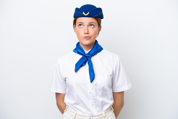 Femme hôtesse de l'air avion isolé sur fond blanc et levant les yeux