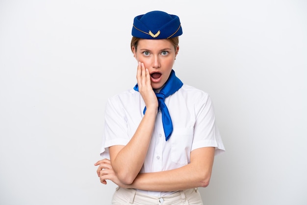 Femme hôtesse de l'air avion isolé sur fond blanc surpris et choqué tout en regardant à droite