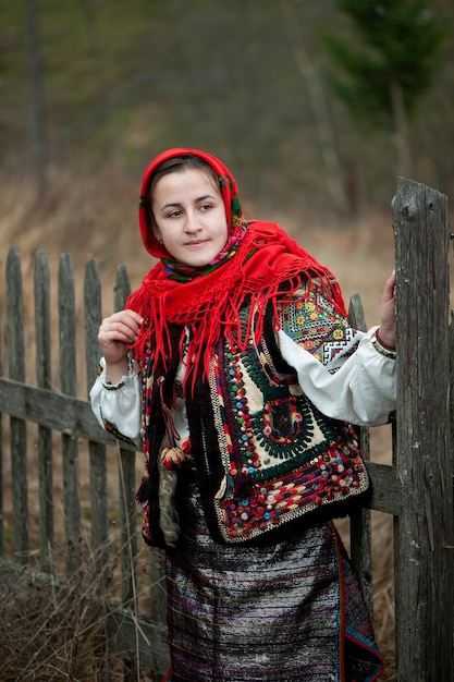 Femme hutsule ukrainienne en costume national avec châle sur son hea