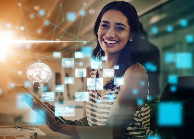 Femme IA et tablette numérique dans le big data travaillant au bureau avec le sourire pour la technologie virtuelle Portrait d'une femme d'affaires sur écran tactile souriant pour une communication réseau futuriste ou un hologramme