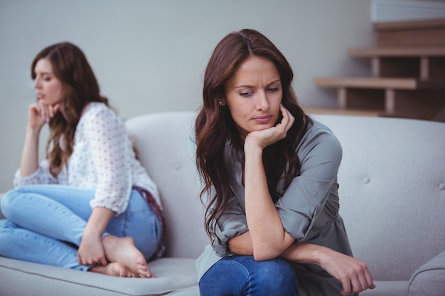 Femme ignorant son amie après une dispute