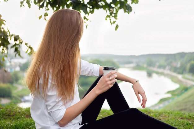 femme, implantation, herbe, délassant, apprécier, vue, rivière