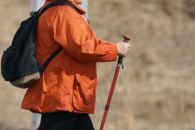 Femme Inconnue Adulte Sur Une Promenade Est Engagée Dans La Marche Scandinave.