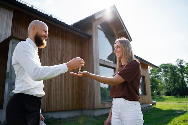 Femme indépendante financière achetant une nouvelle maison