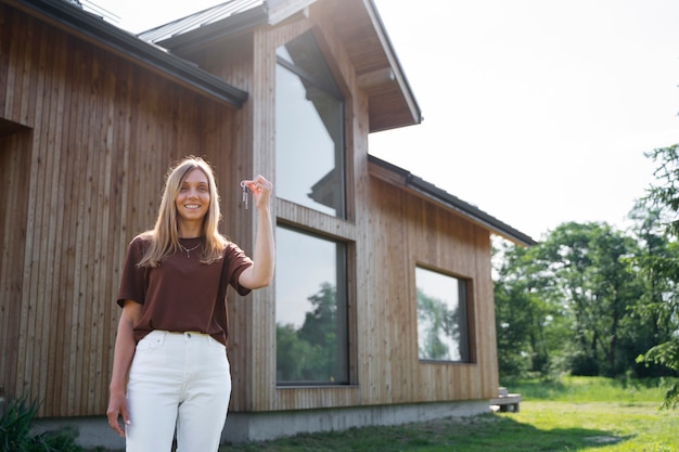 Photo femme indépendante financière achetant une nouvelle maison