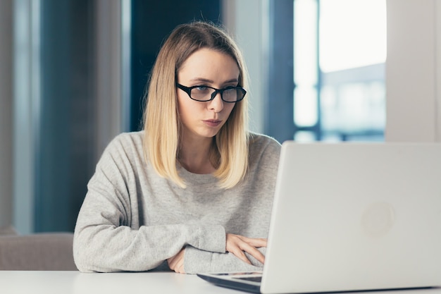 Femme indépendante travaillant en ligne