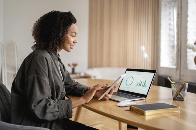 Une femme indépendante utilise un ordinateur portable pour travailler dans un bureau Rapport financier de l'entreprise de l'espace de coworking