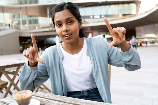 Femme indienne communication en ligne, ayant un appel vidéo au café. Étudiant asiatique ayant une leçon en ligne