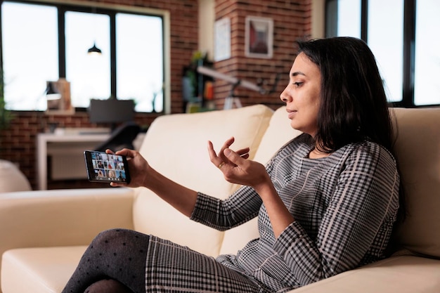 Femme indienne participant à un appel vidéo en ligne sur l'application pour smartphone, utilisant un téléphone portable pour parler sur le chat de vidéoconférence à distance. Parler lors d'une réunion par téléconférence avec webcam, appel virtuel.