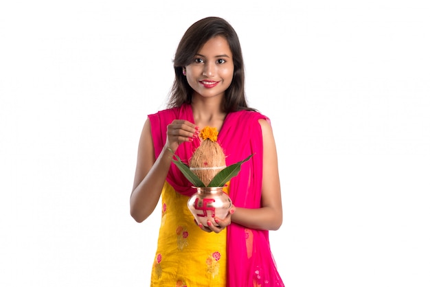 Femme indienne tenant un Kalash en cuivre traditionnel, Festival indien, Kalash en cuivre avec noix de coco et feuille de mangue à décor floral, essentiel en hindou Pooja.