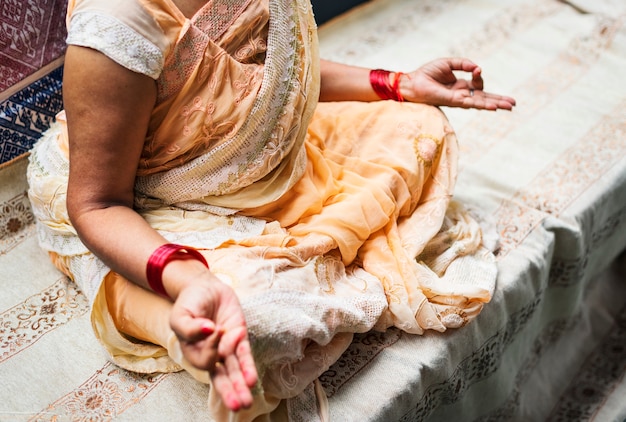 Une femme indienne en train de méditer