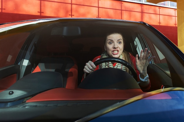 La femme indignée au volant sur la route