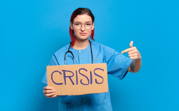 Femme infirmière cool cheveux roux. concept de crise médicale