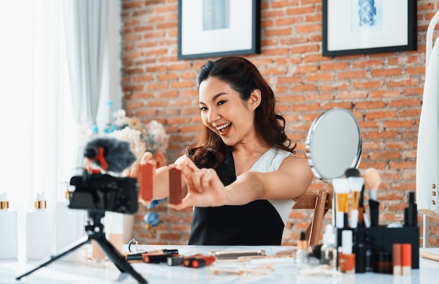 Photo une femme influente tourne en direct en streaming vlog vidéo critique maquillage le plus social