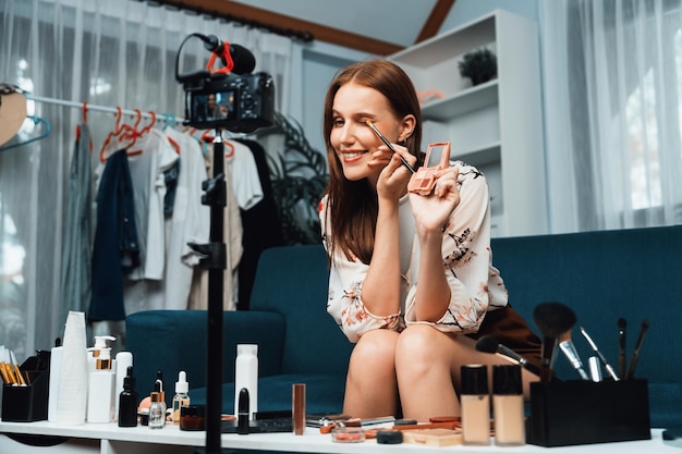 Une femme influente tourne en direct en streaming vlog vidéo revue maquillage le plus social