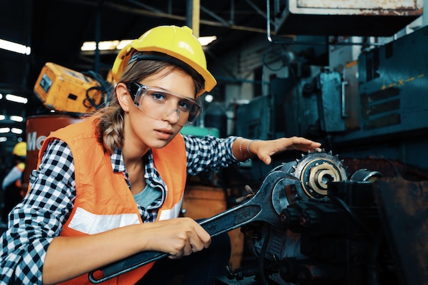 Femme d'ingénierie travaillant à l'usine