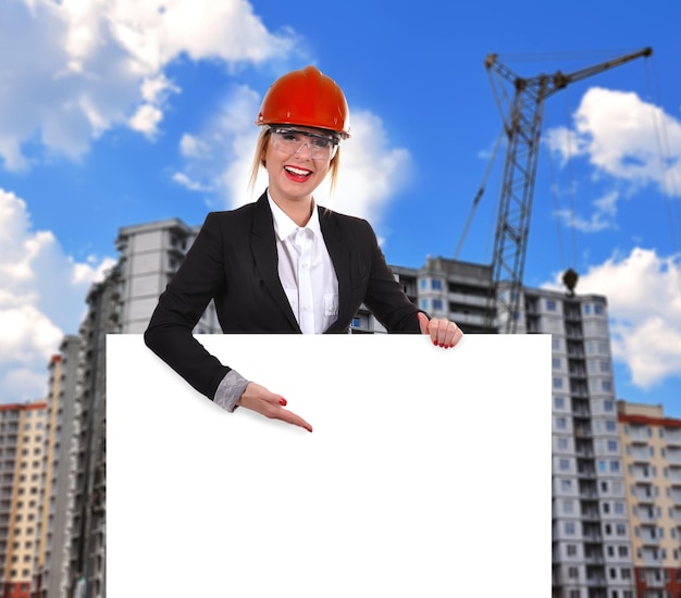 Photo femme ingénieur avec affiche