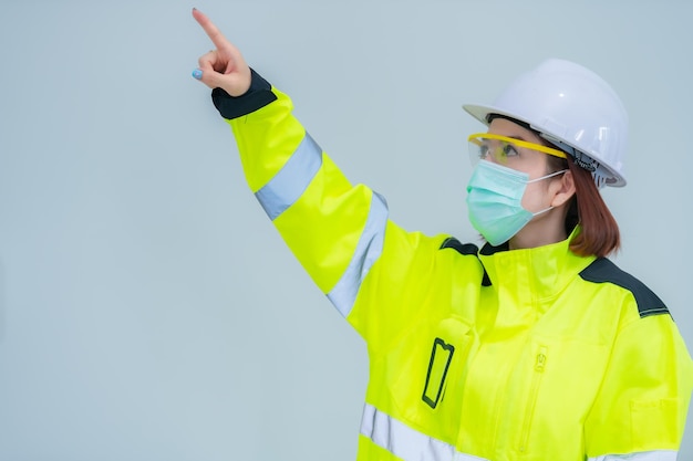 Femme ingénieur asiatique sur fond blanc