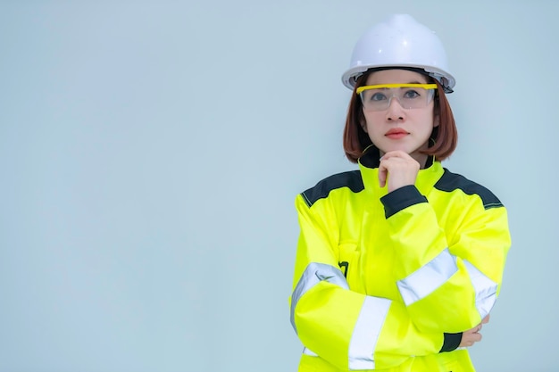 Femme ingénieur asiatique sur fond blanc