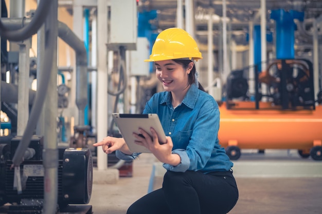 Femme ingénieur asiatique machine de contrôle de travail dans l'usine Asie femmes Machine de contrôle des travailleurs avec fabrication de l'industrie