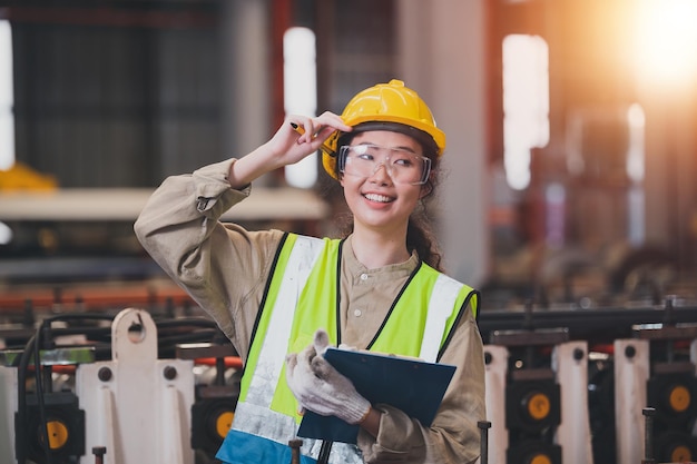 Femme ingénieur asiatique machine de contrôle de travail en usine