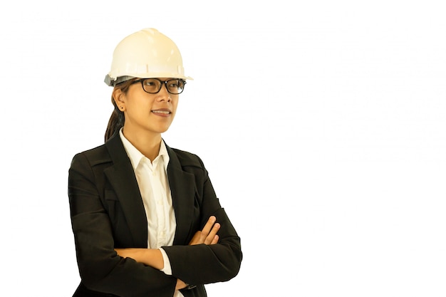 Femme ingénieur asiatique portant un casque isolé sur fond blanc.