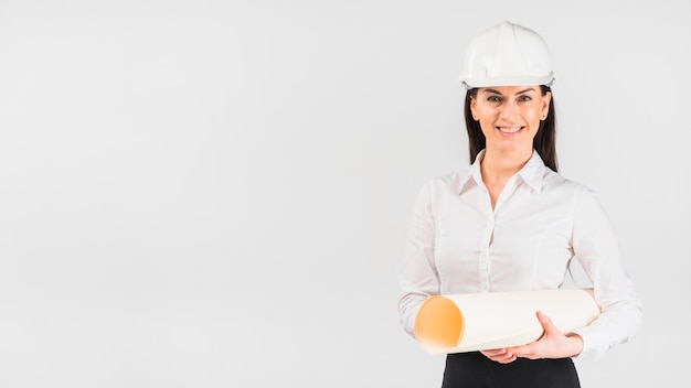 Femme ingénieur en casque avec papier Whatman