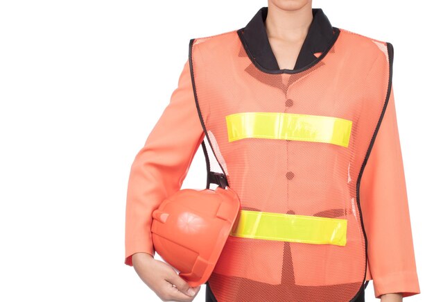 Photo femme ingénieur civil en chemise orange tenant un casque de sécurité de construction isolé sur fond blanc